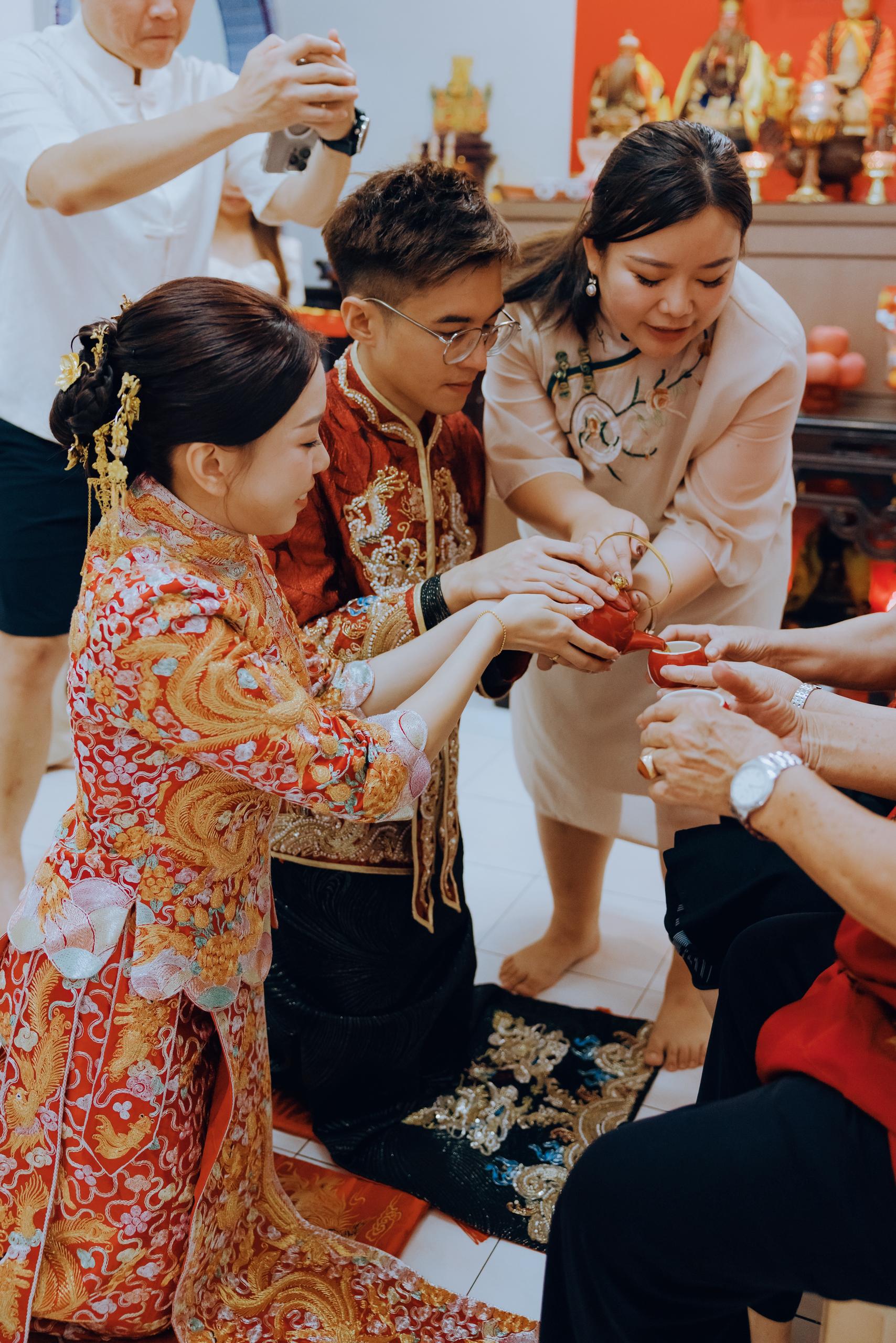 婚礼当天大妗姐与新人、长辈自然沟通欢笑的高清抓拍